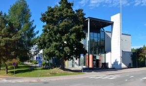 Pääkirjasto kuvattuna Hannankadun puoleiselta kulmalta. 