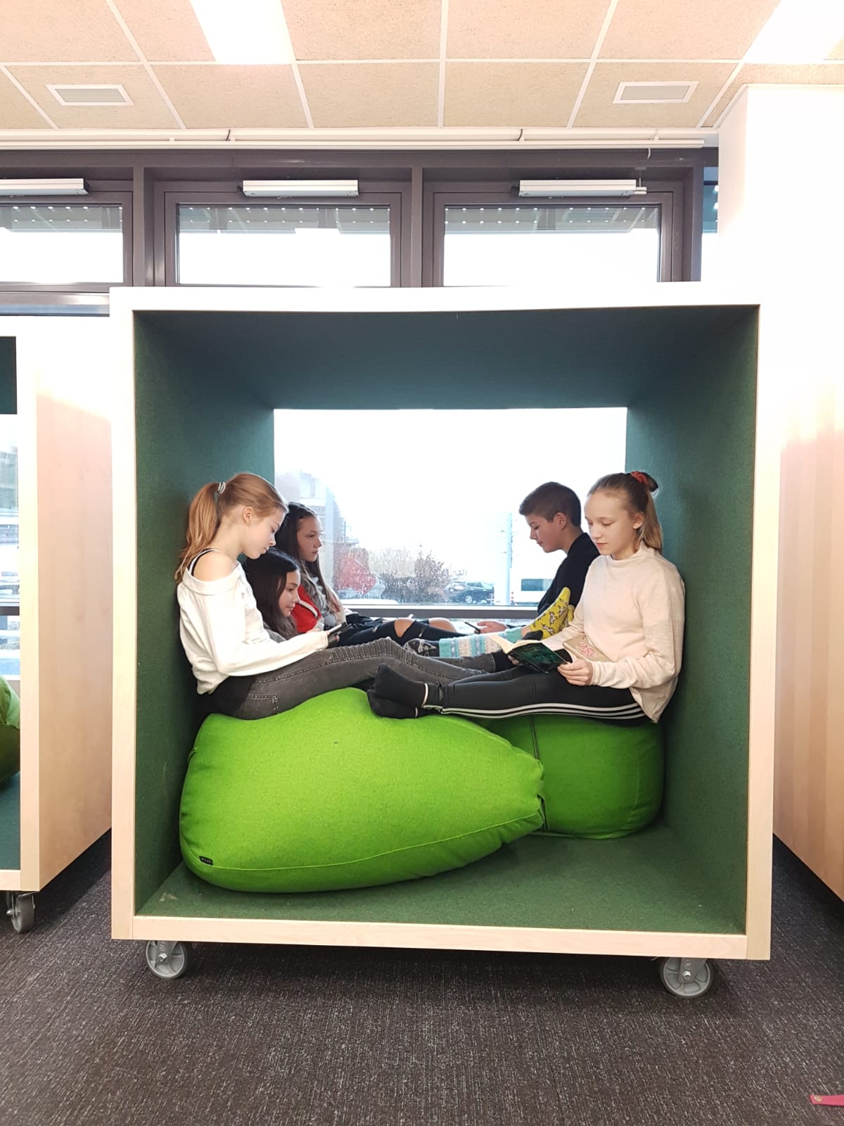 Nuoria Kirkonkylän kirjastossa