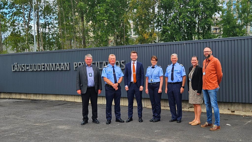 Länsi-Uudenmaan poliisijohtoa ja kunnan edustajia