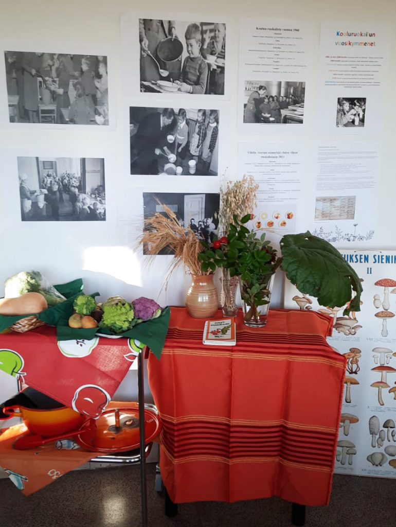 Sadonkorjuuteemainen esittelypöytä