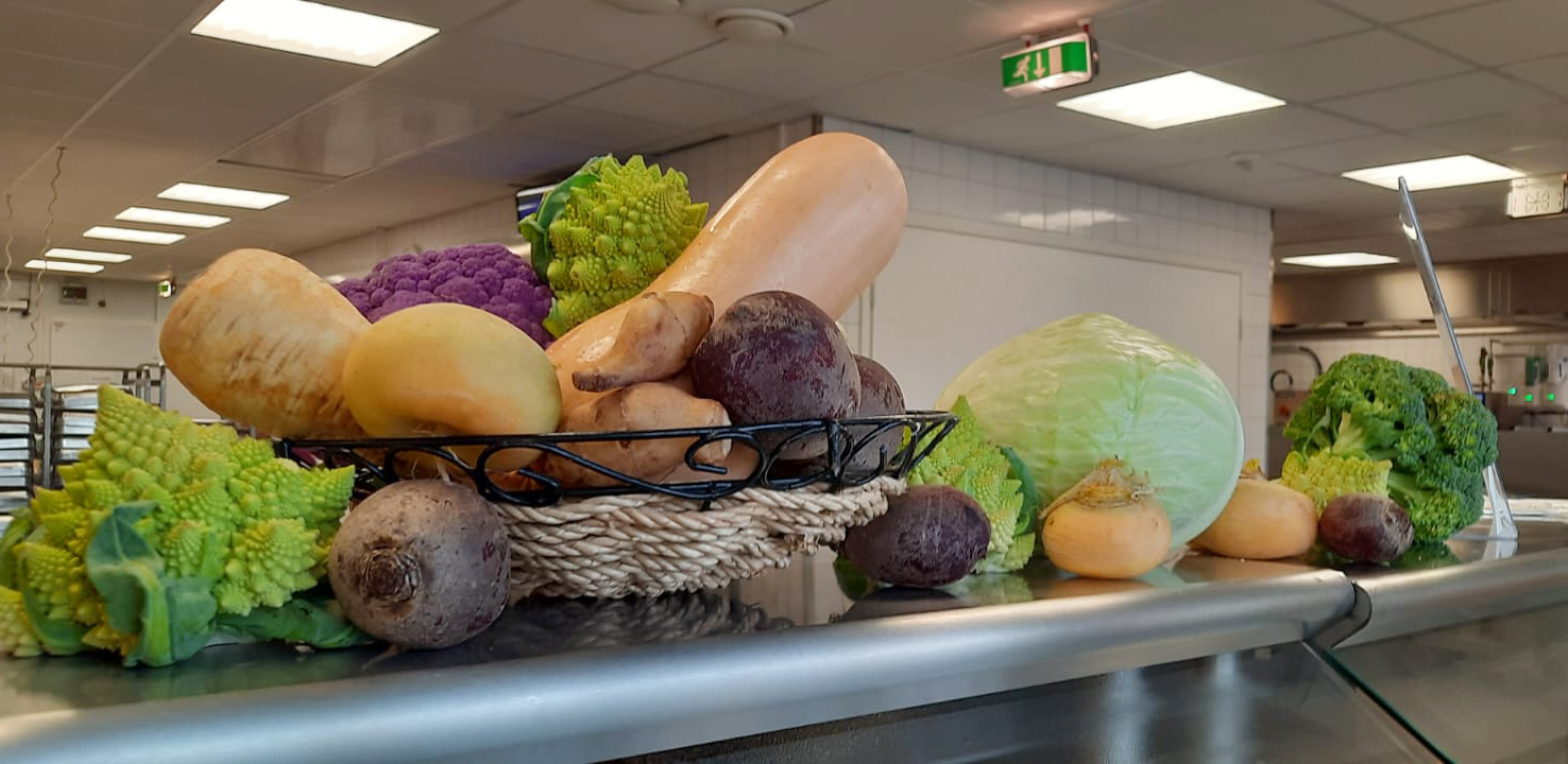 Sadonkorjuuteemaisia koristeita