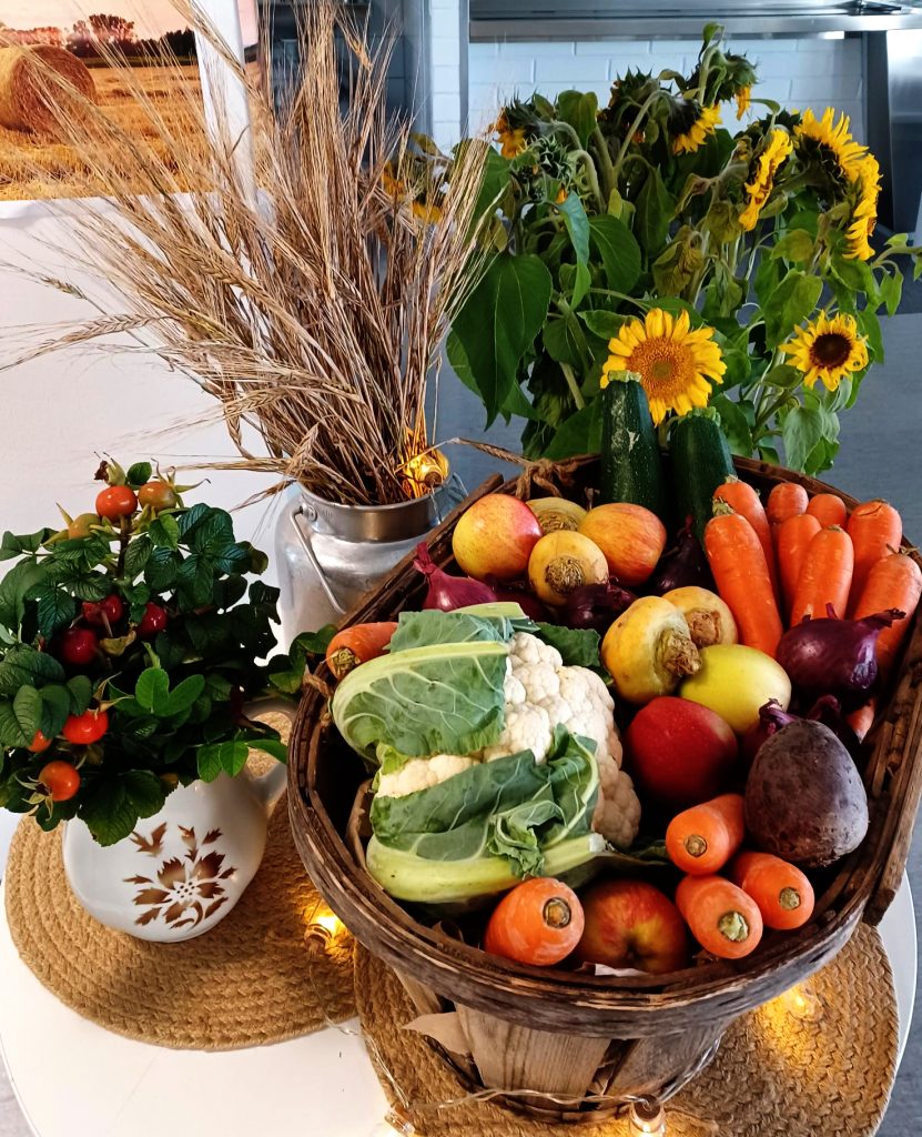 Sadonkorjuuteemaisia koristeita