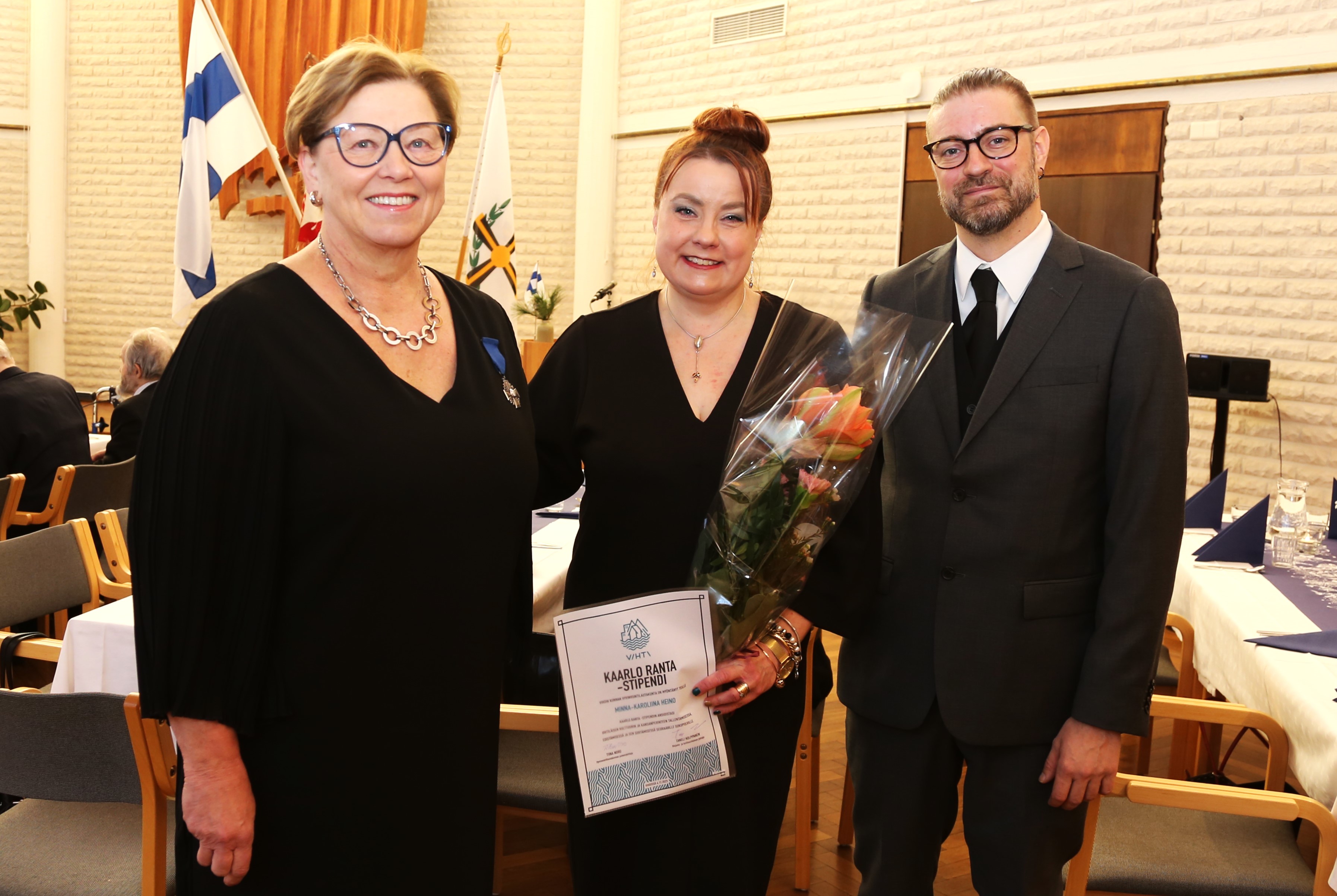 Kaarlo Ranta stipendi myönnettiin 2023 Minna-Karoliina "Minka" Heinolle. Stipendin ojensi hyvinvointilautakunnan puheenjohtaja Tiina Noro. Kuvassa myös kulttuurituottaja Tommi Muhli (kuvaaja: Paavo Hacklin)