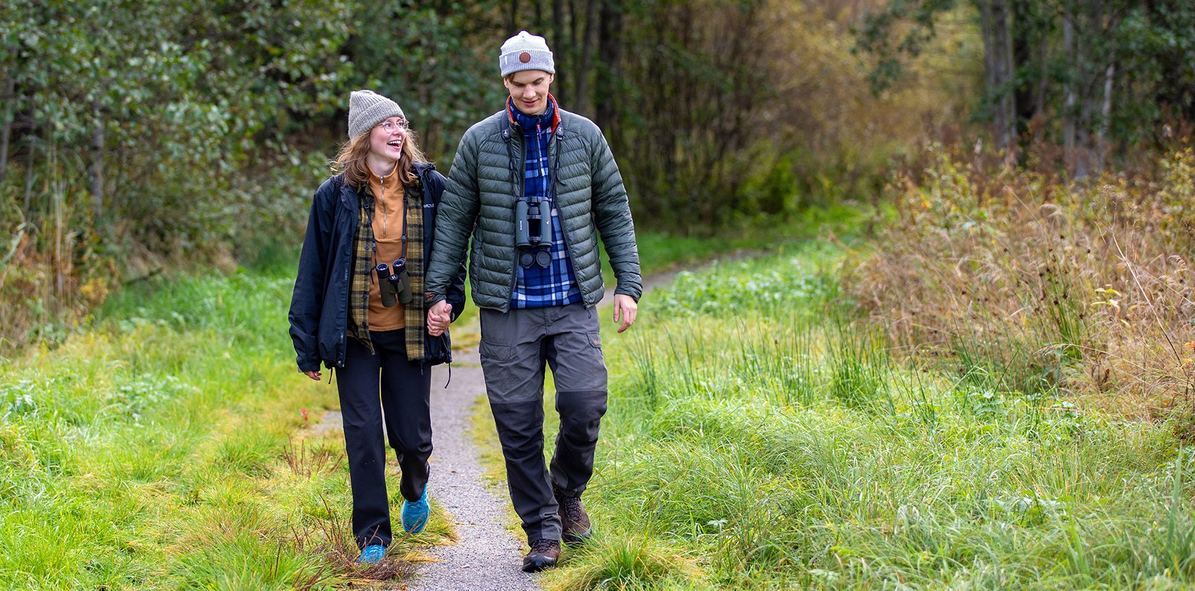 Nuori pari kävelee luonnossa