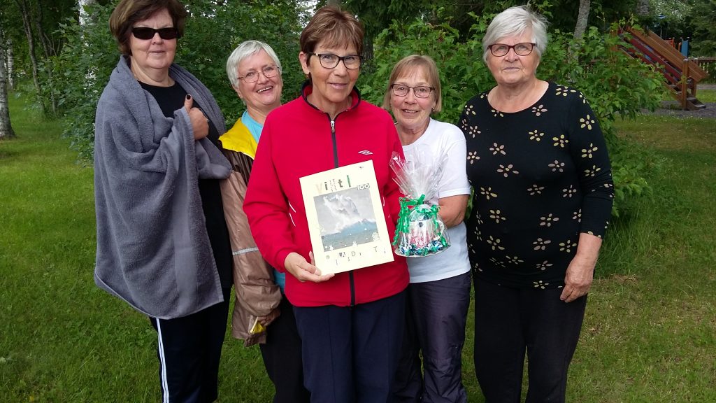 Kuurankukat ovat juuri suorittaneet Ruuhijärvellä Vihdin 100 - pulahdustahaasteen vuonna 2017