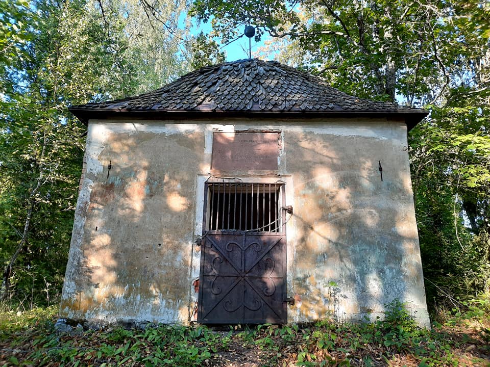 Harri ja Maili Lepistö kävi tutustumassa Kourlan kartanon hautakammioon vuonna 2021. Kohde heillä 77/79.100