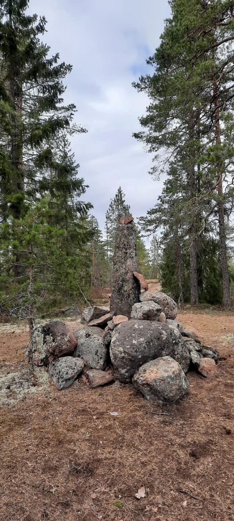 Miia Vaittinen bongasi rokokalliolla kolmen kylän rajapyykin vuonna 2021 luontokohdehaasteen tiimoilta