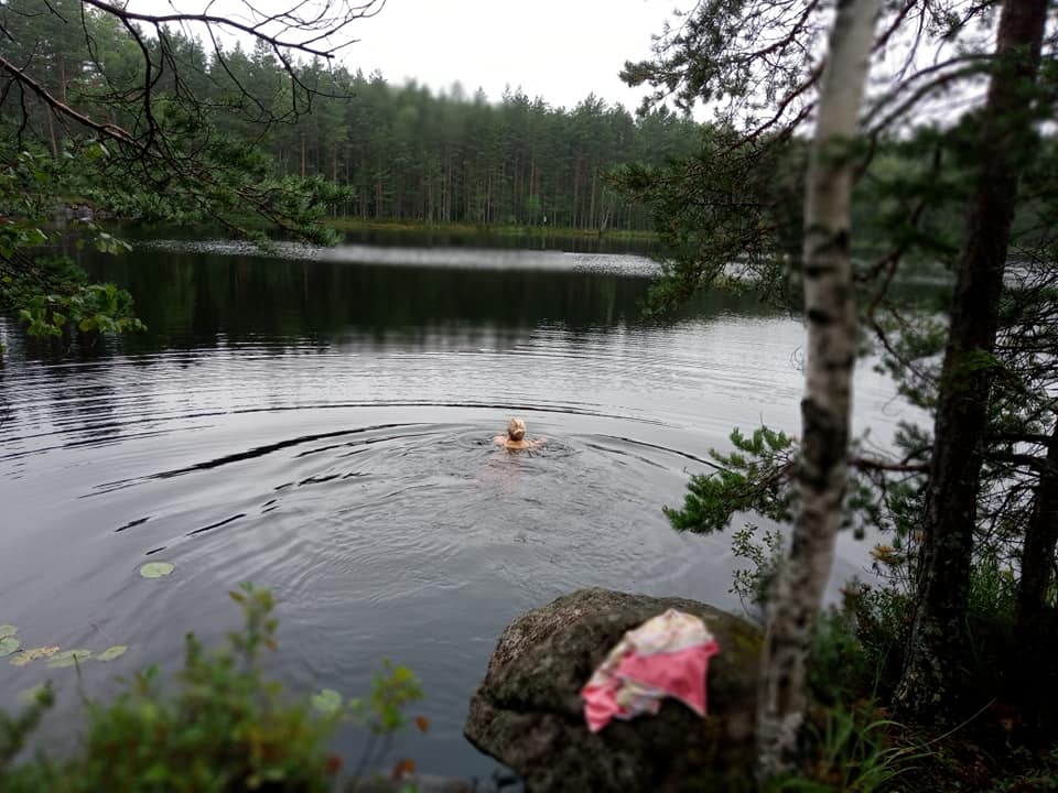 Milja Mantere pulahtamassa Ympyräisenlammessa 45/100 vuonna 2020