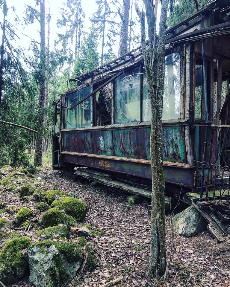 Pauliina Kurunmäki kävi tutustumassa hylättyyn raitiovaunuun haasteessa vuonna 2021. Kohde hänellä 3/100