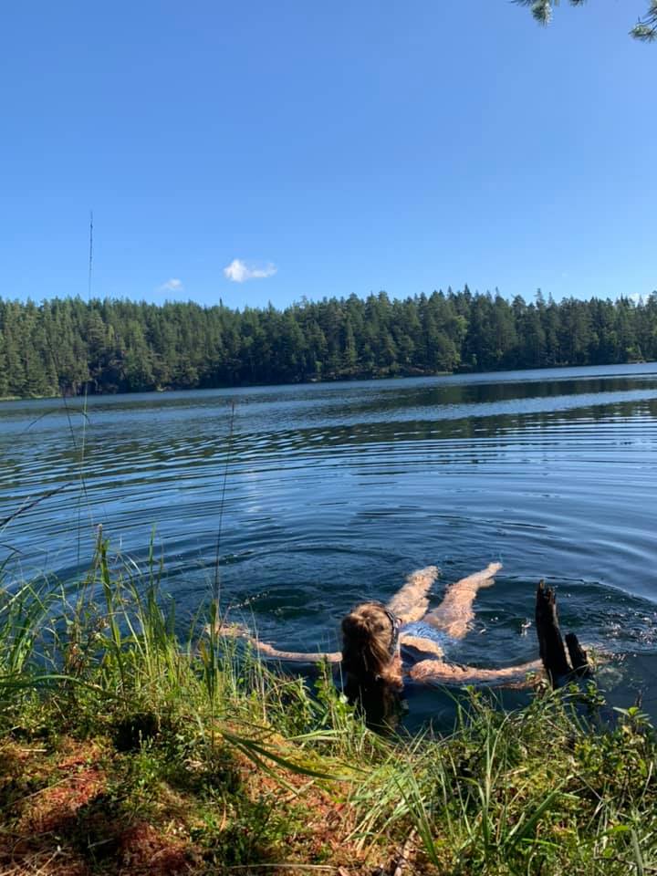 Riikka Paananen nauttimassa Syvä-Antiaksella vuonna 2020 ja menossa 78/100 pulahdus.