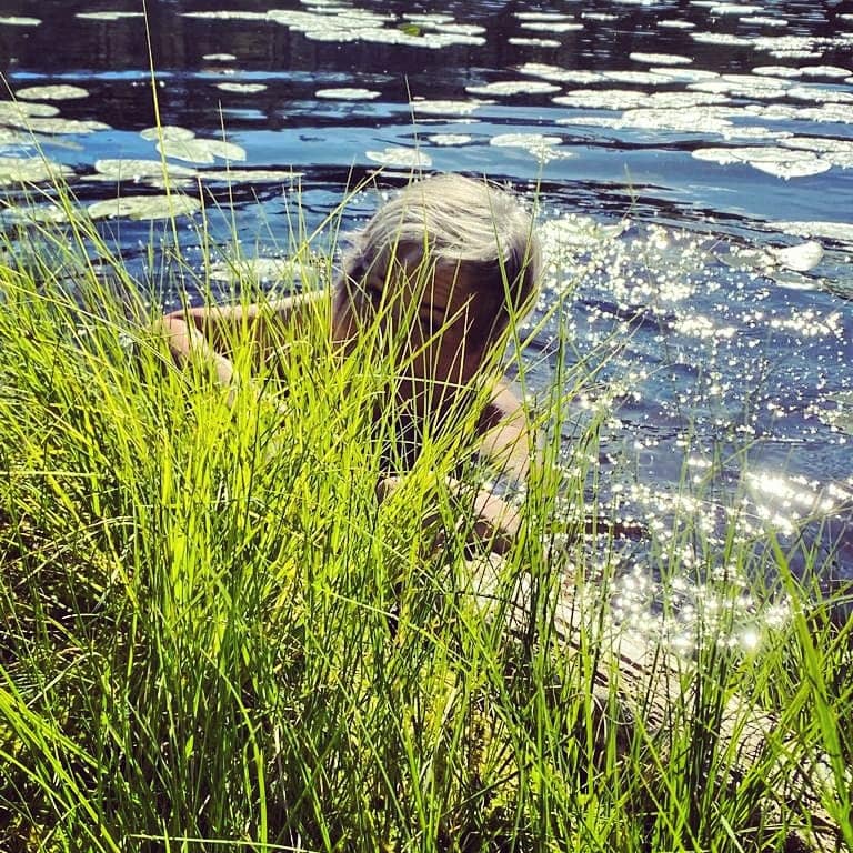 Tiina Rautiainen suoriutui 100 pulahduksesta vuonna 2020. Tässä hän nauttii Nuuksion vesissä.