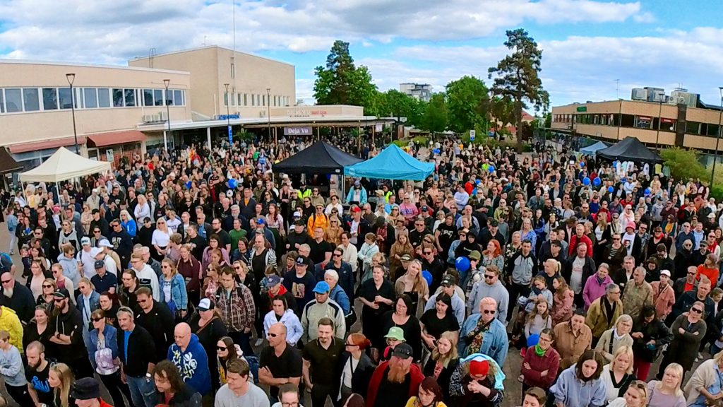 Nummela-päivän kävijöitä Nummelan torilla - Joenrinne Films