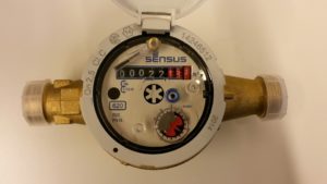 Kuvan mittarissa lukema 22. Punaisilla olevia litroja ei ilmoiteta